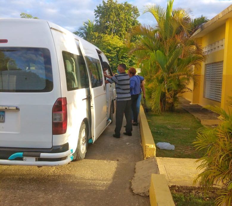 Alcaldía de Bayaguana inicia transportación escolar para niños especiales