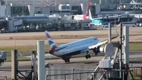 Momento en que fuertes vientos impidieron aterrizaje de este avión en Reino Unido