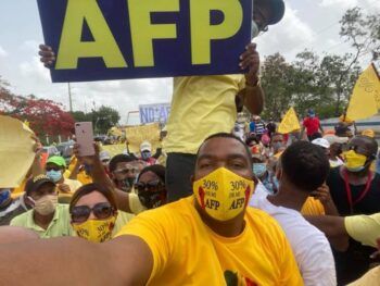 Lanzan bomba lacrimógena a Botello en las afueras del Congreso Nacional
