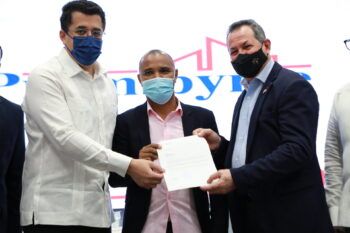 Buhoneros de la Avenida Duarte reciben préstamos de Promipyme