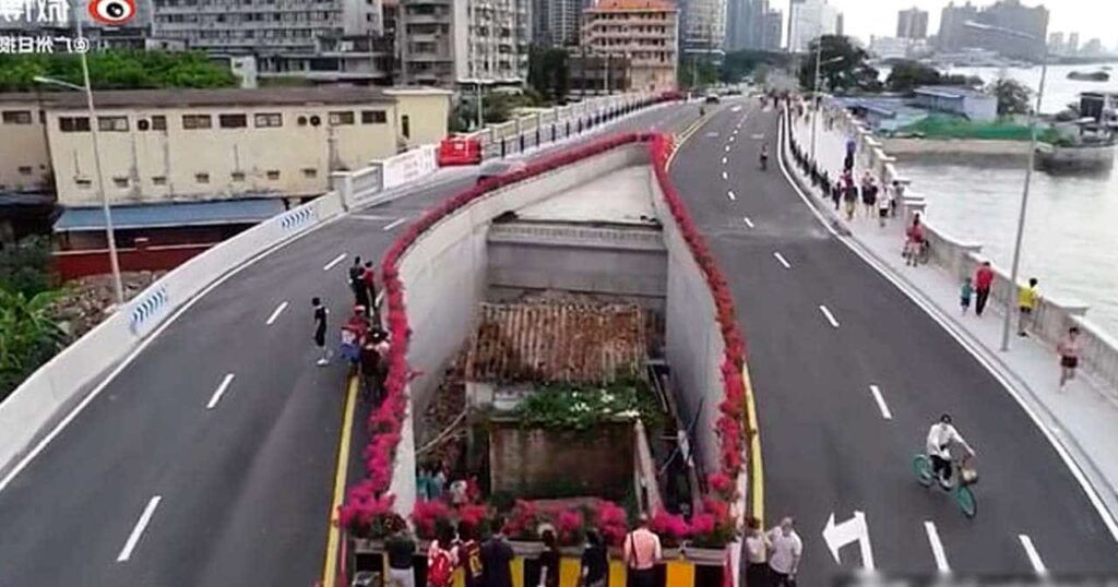 Construyen en China autopista alrededor de una humilde casa. La dueña le ganó al gobierno