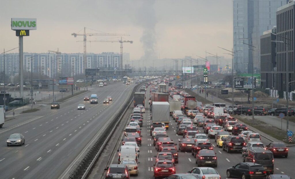 Pánico y colapso en las carreteras de Kiev para salir de la ciudad