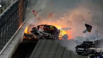 Piloto de NASCAR sufre impactante choque en carrera