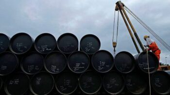 El precio del barril de Brent baja de nuevo por debajo de los cien dólares