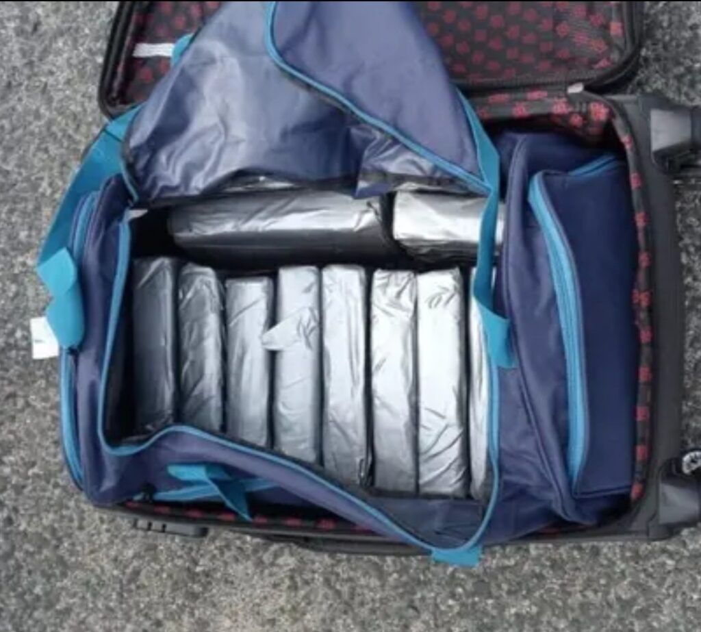 Empleado del Aeropuerto Punta Cana abandona maleta con14 paquetes de droga próximo a avión