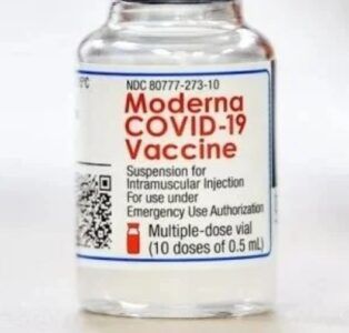 20 niños reciben por error una vacuna no autorizada de Moderna