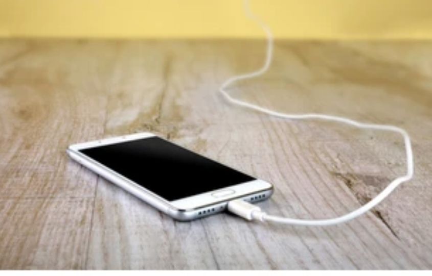 El truco para cargar tu móvil por la noche y evitar que la batería se averíe