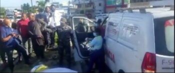 Hallan cuerpo sin vida en la avenida San Vicente de Paúl envuelto en papel de regalos y globos.