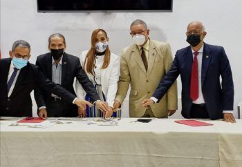 Instituto Postal y Efemérides Patrias ponen a circular emisión postal sobre evolución del Escudo Nacional