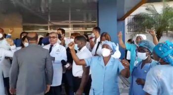 Médicos del Hospital San Lorenzo de Los Mina protestan por pago tardío