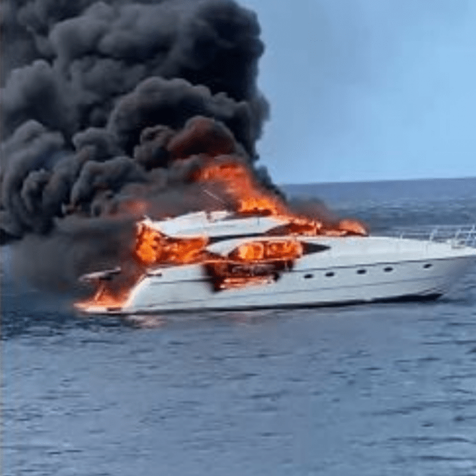 Yate se incendia próximo a la zona de Bayahíbe