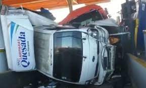 Cuatro heridos tras impacto de vehículos en peaje de Santiago