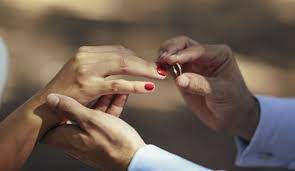 Un hombre se ha casado 33 veces para «ayudar a mujeres»