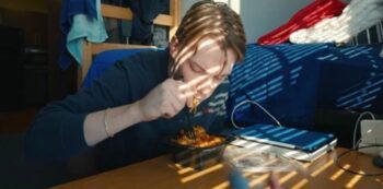 Comió sopa recalentada  y perdió las dos piernas