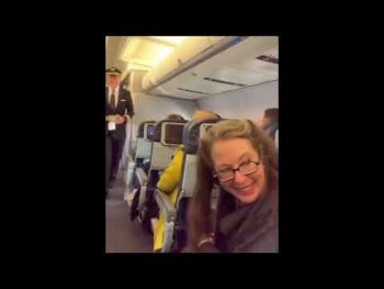 Piloto sorprendió a su madre y la saludó por altavoces en medio del vuelo