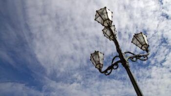Una pareja debe pagar 15.000 euros de factura de la luz por una farola enfrente de su casa