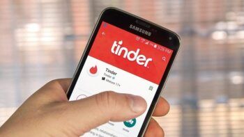 Conoció a un hombre en Tinder, dejó a su marido para vivir juntos y ahora él dice que no la ama