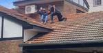 Se quedó dormido en el techo de la casa de un amigo y lo despertó la Policía