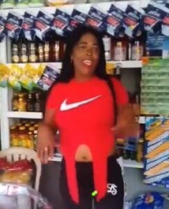Mujer agredida en Baní, abre colmado con prestamo de Banca Solidaria