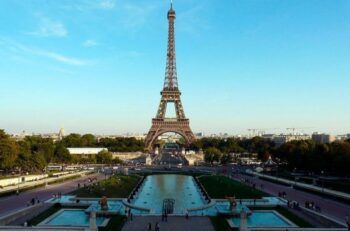 Iluminarán la Torre Eiffel con los colores de la bandera de Ucrania