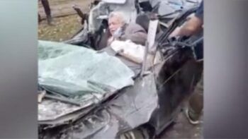Un hombre sobrevive después de que un tanque pasara por encima del carro que conducía en Ucrania