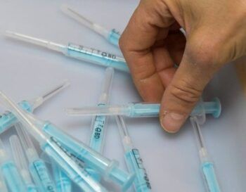 Hombre se vacuna 7 veces para vender certificados de vacunación