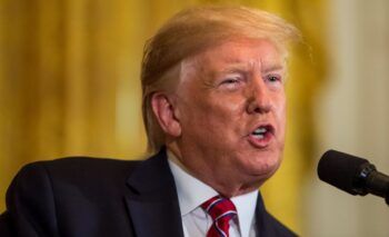 Trump bromea con bombardear a los rusos con aviones con la bandera china