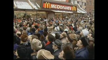 Largas filas para conseguir la última hamburguesa de McDonald’s en Rusia