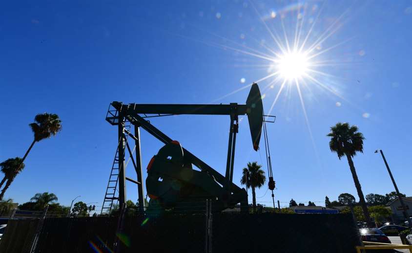 Petróleo cae por negociaciones en Ucrania y confinamiento en China