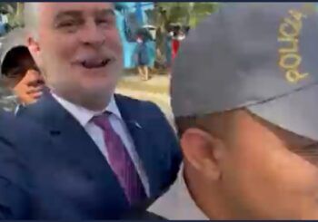 Dos policías le dan una bola a Alejandro Fernández