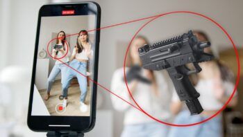 Una adolescente murió mientras grababa un video en TikTok con una ametralladora