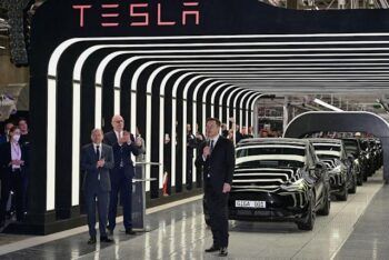 Tesla inauguró mega fábrica que puede producir hasta 500.000 autos por año
