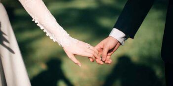 Se niega a casarse al darse cuenta que su novio usa peluquín