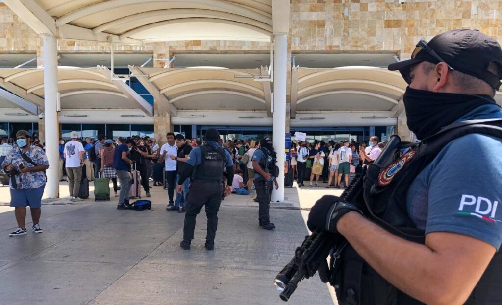 Falsa alarma ocasiona caos en aeropuerto de Cancún