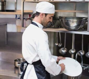 ¿Cuánto gana un lavaplatos en Estados Unidos y dónde hay más puestos?