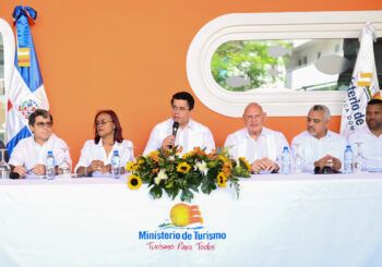Ministro de Turismo presenta diseño de lo que será el Pueblo de los Pescadores en Las Terrenas