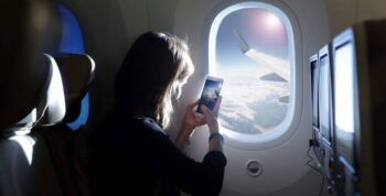 Compró un pasaje para viajar a una boda, se subió al avión y no había nadie