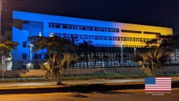 Embajada EEUU en RD se ilumina con colores de bandera de Ucrania