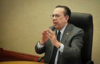 Valdez Albizu recibió a ejecutivos de Ambev Dominicana