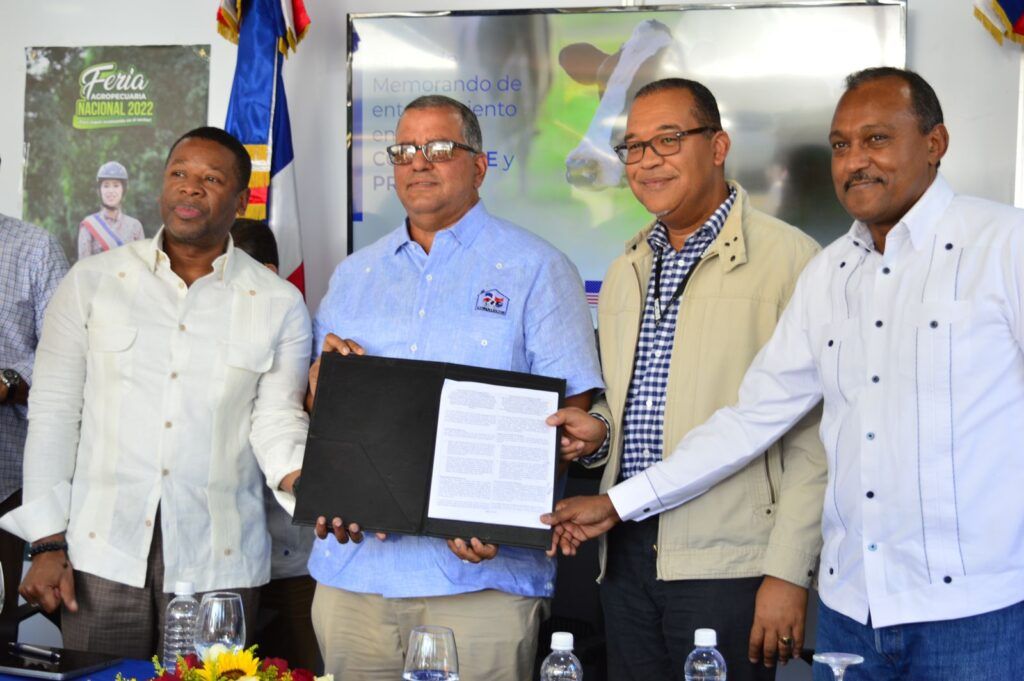 El Conaleche firma memorándum para fortalecer cadena de valor de industria láctea