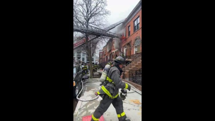 Madre e hija mueren durante incendio en Brooklyn