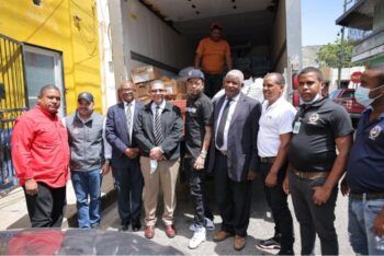 Rochy hace donativo a reclusos de La Victoria