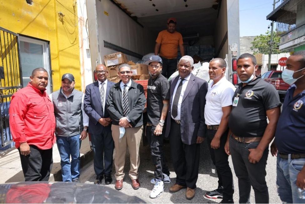 Rochy hace donativo a reclusos de La Victoria