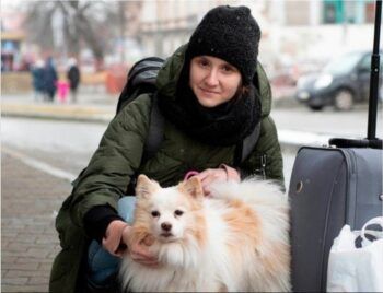 Adoptó al perro que le salvó la vida cuando bombardeaban su casa en Ucrania