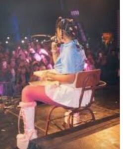 Tokisha se quita los pantis y lo regala en pleno concierto