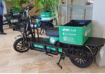 Firman acuerdo para reemplazar motocicletas de motor por eléctricas a deliverys