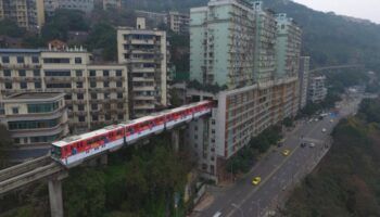 El increíble subte que pasa por el sexto piso de un edificio de departamentos