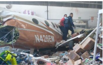 Tres muertos en México tras caer avioneta encima de super mercado
