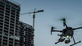 Mujer ucraniana derribó un dron ruso con un frasco de tomates