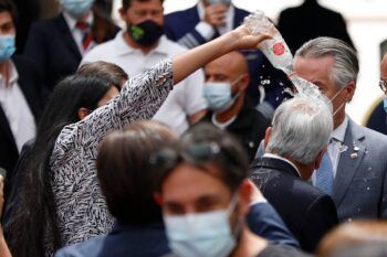 Mujer lanza agua al presidente chileno Piñera en un acto en La Moneda